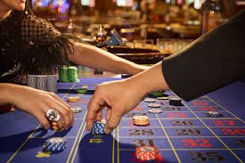 Tampilan dunia kasino online penuh warna dengan berbagai permainan slot dan dealer langsung